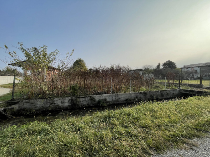 Scopri un'opportunità imperdibile nel cuore di Rossano Veneto! Proponiamo in vendita un terreno e...