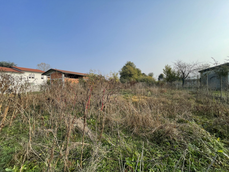 Scopri un'opportunità imperdibile nel cuore di Rossano Veneto! Proponiamo in vendita un terreno e...