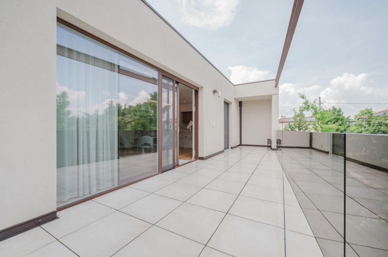 All’interno dell’esclusiva e rinomata “Corte Verde”, a pochi passi dal Centro Storico, proponiamo...