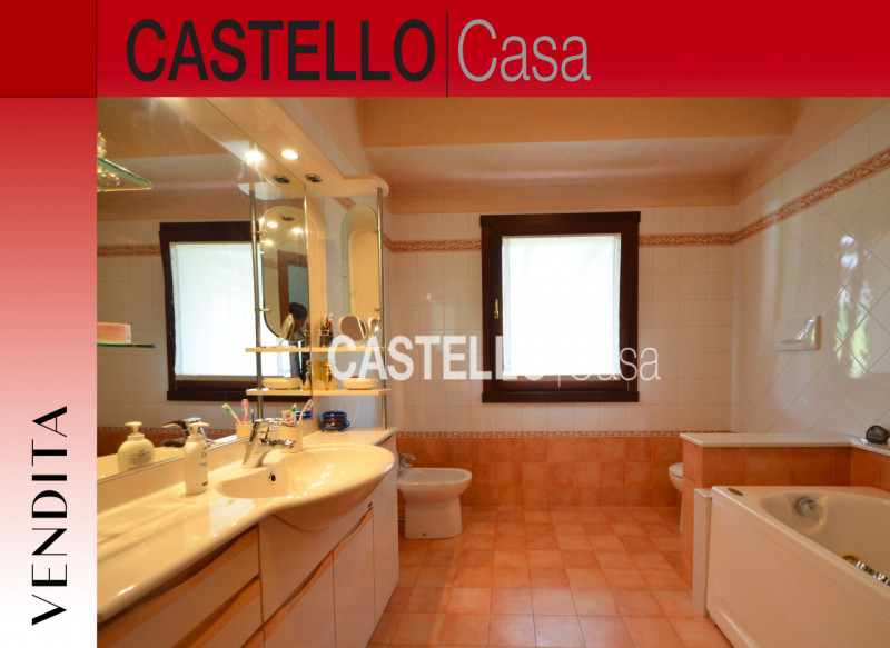 Signorile villa singola situata nel centro di Castelfranco V., in una delle zone più ricercate e ...