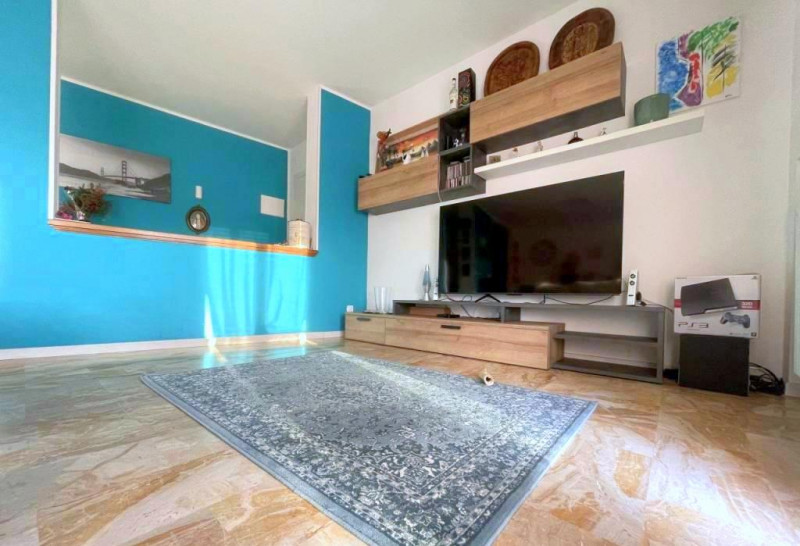 Se stai cercando un appartamento spazioso e luminoso, circondato da un ampio terrazzo panoramico,...