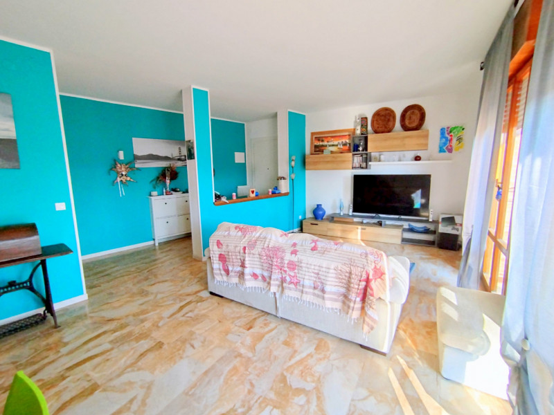 Se stai cercando un appartamento spazioso e luminoso, circondato da un ampio terrazzo panoramico,...