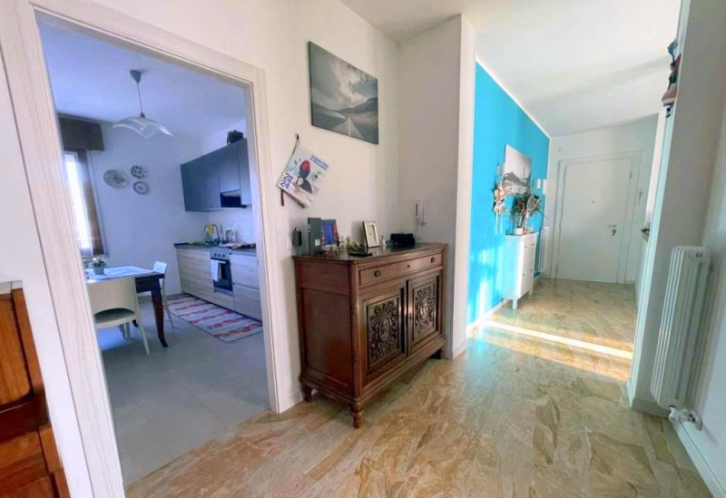 Se stai cercando un appartamento spazioso e luminoso, circondato da un ampio terrazzo panoramico,...