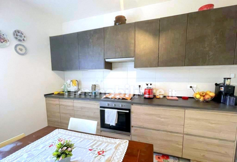 Se stai cercando un appartamento spazioso e luminoso, circondato da un ampio terrazzo panoramico,...