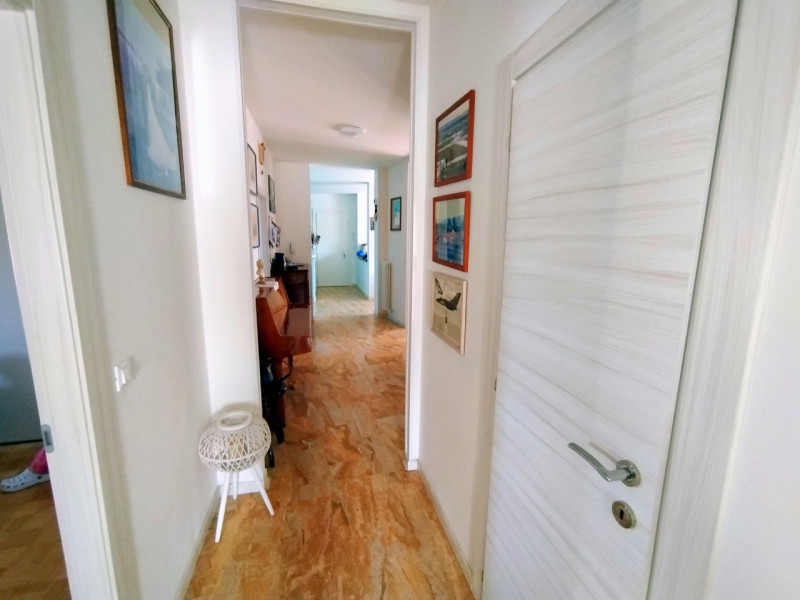 Se stai cercando un appartamento spazioso e luminoso, circondato da un ampio terrazzo panoramico,...