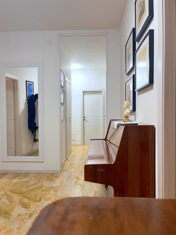 Se stai cercando un appartamento spazioso e luminoso, circondato da un ampio terrazzo panoramico,...