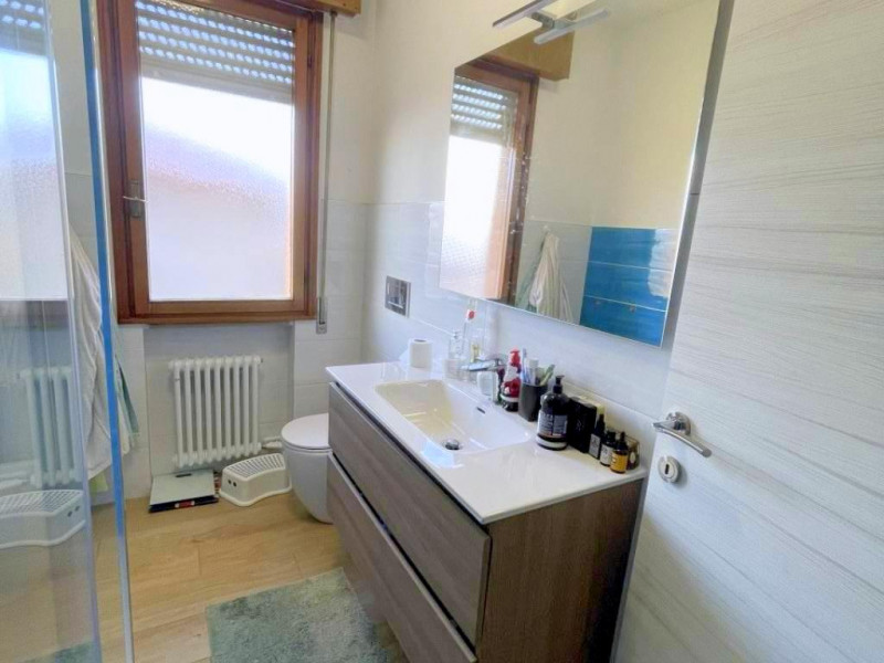 Se stai cercando un appartamento spazioso e luminoso, circondato da un ampio terrazzo panoramico,...