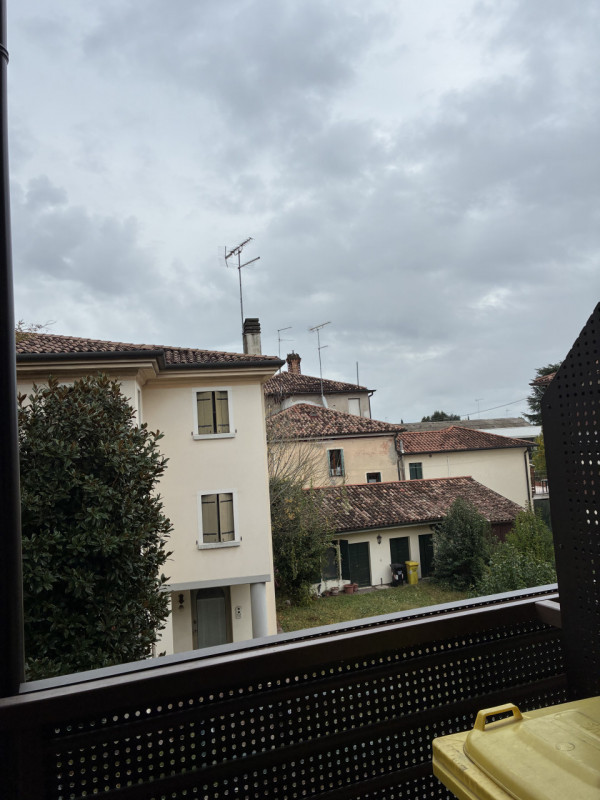 Monolocale in affitto a Conegliano.
Proponiamo in zona tranquilla e ben servita monolocale lumino...