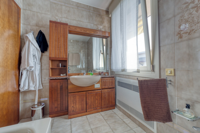 Nella rinomata città di Abano Terme, celebre per le sue terme e il benessere, proponiamo in vendi...