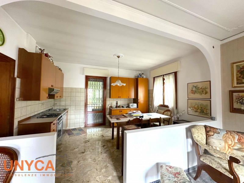 Casa singola sita in zona strategica a Tencarola, con tutte le comodità a due passi da casa.

Ide...