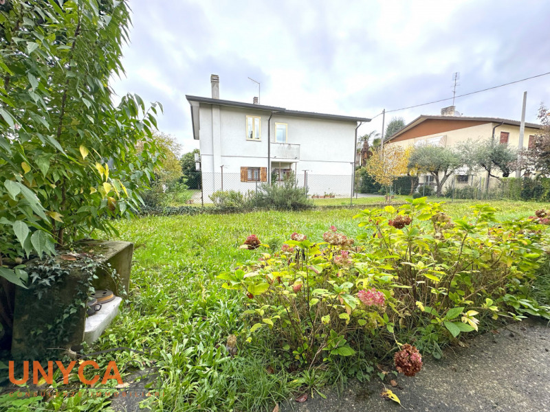 Casa singola sita in zona strategica a Tencarola, con tutte le comodità a due passi da casa.

Ide...