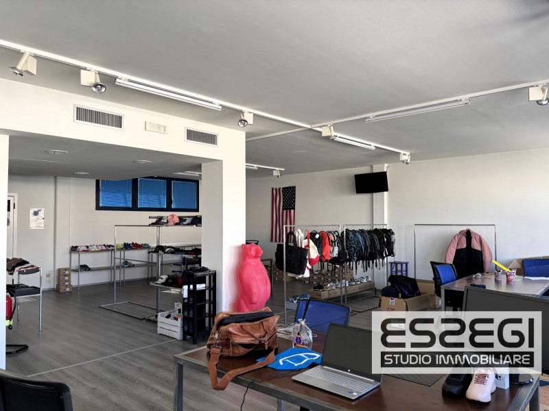 UFFICIO IN VENDITA NOVENTA PADOVANA*CAMIN* Nelle immediate vicinanze alla tangenziale e comodo al...