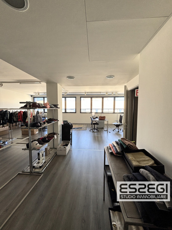 UFFICIO IN VENDITA NOVENTA PADOVANA*CAMIN* Nelle immediate vicinanze alla tangenziale e comodo al...