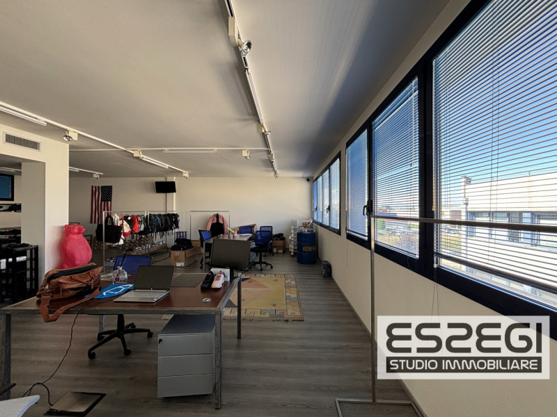 UFFICIO IN VENDITA NOVENTA PADOVANA*CAMIN* Nelle immediate vicinanze alla tangenziale e comodo al...