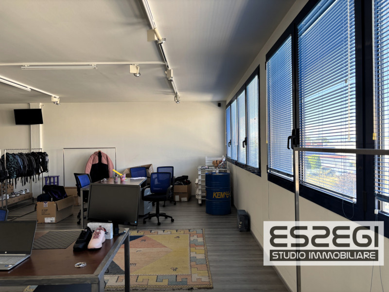 UFFICIO IN VENDITA NOVENTA PADOVANA*CAMIN* Nelle immediate vicinanze alla tangenziale e comodo al...