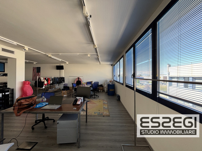 UFFICIO IN VENDITA NOVENTA PADOVANA*CAMIN* Nelle immediate vicinanze alla tangenziale e comodo al...