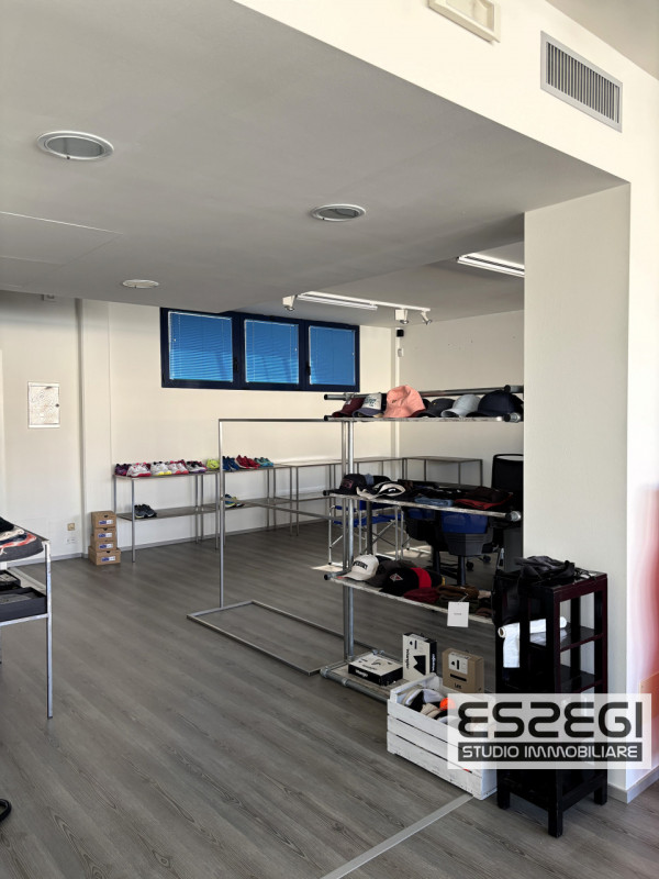 UFFICIO IN VENDITA NOVENTA PADOVANA*CAMIN* Nelle immediate vicinanze alla tangenziale e comodo al...