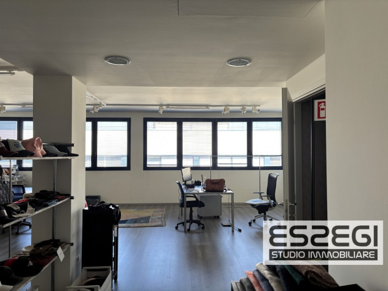 UFFICIO IN VENDITA NOVENTA PADOVANA*CAMIN* Nelle immediate vicinanze alla tangenziale e comodo al...