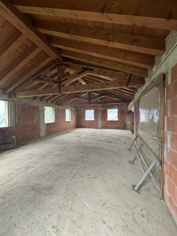 LOREGGIA. Proponiamo villa contemporanea immersa nella natura, completamente al 'GREZZO' su lotto...