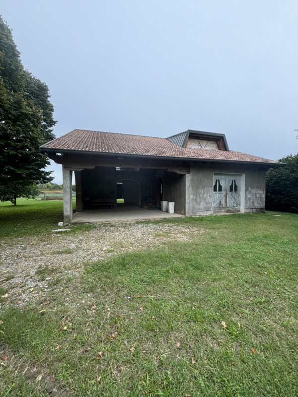 LOREGGIA. Proponiamo villa contemporanea immersa nella natura, completamente al 'GREZZO' su lotto...
