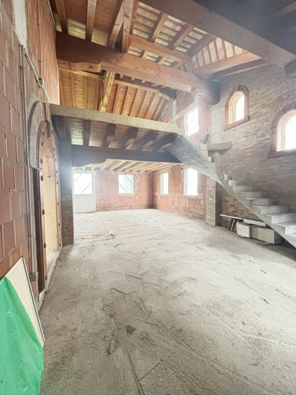 LOREGGIA. Proponiamo villa contemporanea immersa nella natura, completamente al 'GREZZO' su lotto...