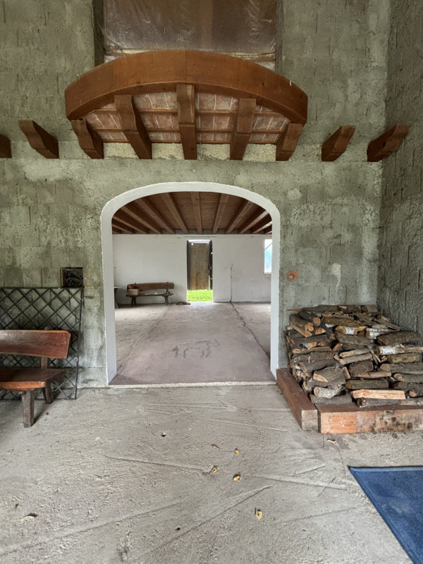 LOREGGIA. Proponiamo villa contemporanea immersa nella natura, completamente al 'GREZZO' su lotto...