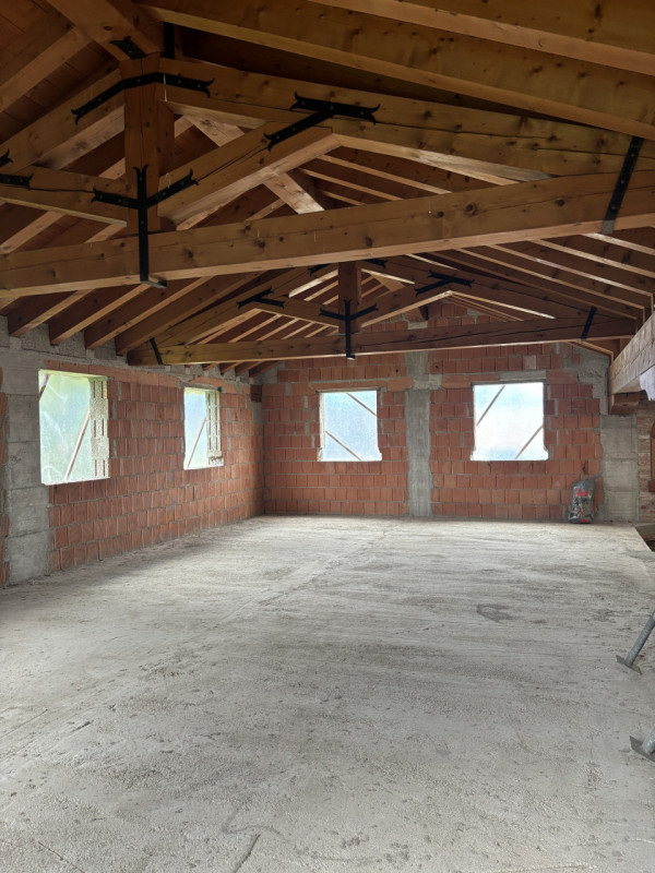 LOREGGIA. Proponiamo villa contemporanea immersa nella natura, completamente al 'GREZZO' su lotto...