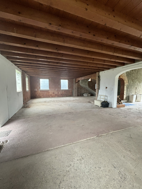 LOREGGIA. Scoprite la vostra oasi di tranquillità con questa ampia villa contemporanea immersa ne...