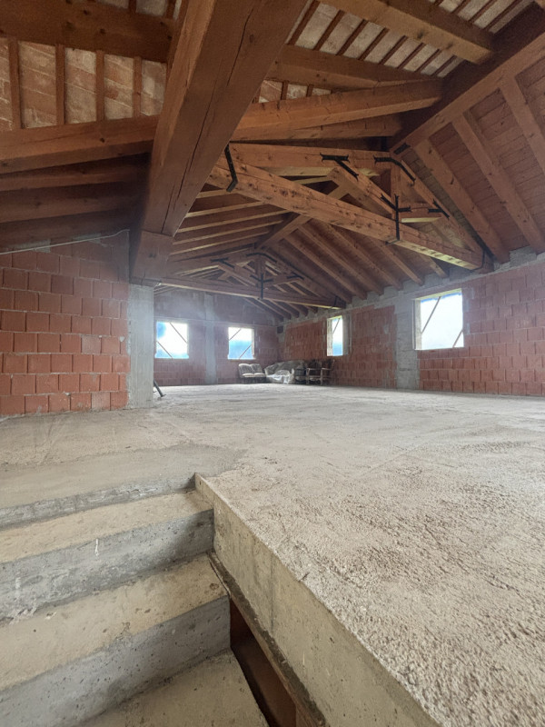 LOREGGIA. Proponiamo villa contemporanea immersa nella natura, completamente al 'GREZZO' su lotto...