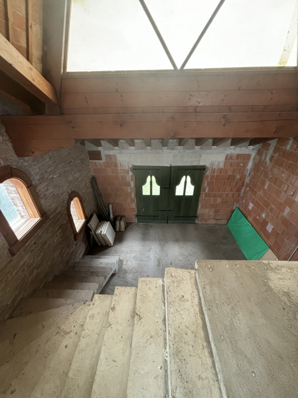 LOREGGIA. Proponiamo villa contemporanea immersa nella natura, completamente al 'GREZZO' su lotto...