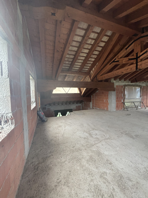 LOREGGIA. Proponiamo villa contemporanea immersa nella natura, completamente al 'GREZZO' su lotto...