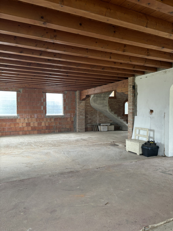 LOREGGIA. Proponiamo villa contemporanea immersa nella natura, completamente al 'GREZZO' su lotto...