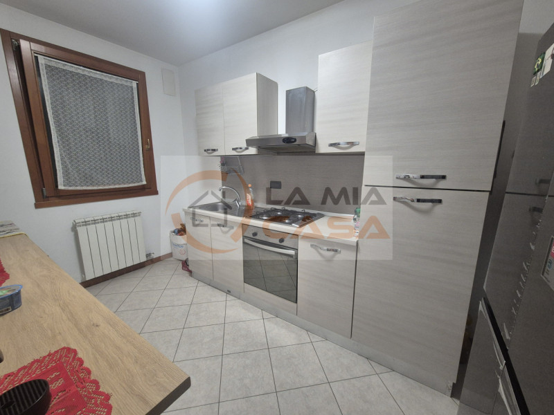 SONO RICHIESTE REFERENZE E DUE CONTRATTI DI LAVORO A TEMPO INDETERMINATO.
SI PREGA DI INVIARE UNA...