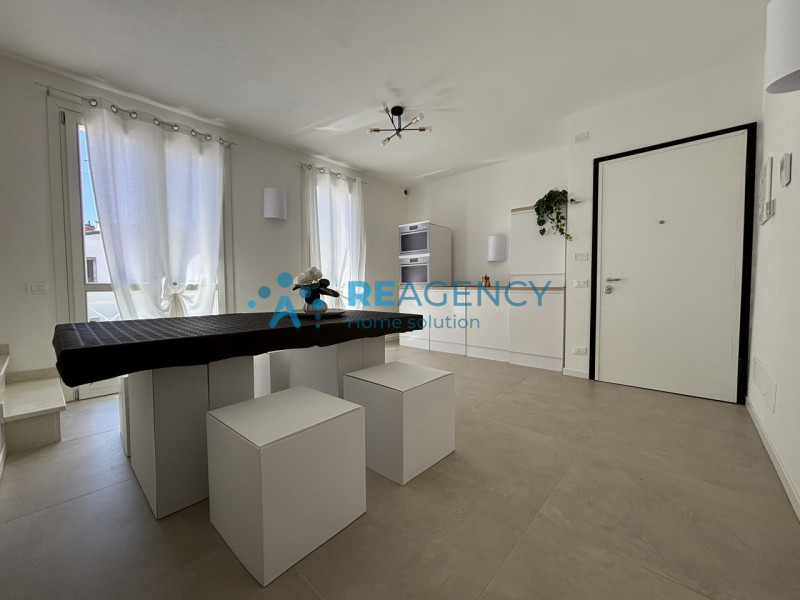 Se stai cercando un’abitazione moderna e confortevole, immersa nel verde ma a pochi passi dal cen...