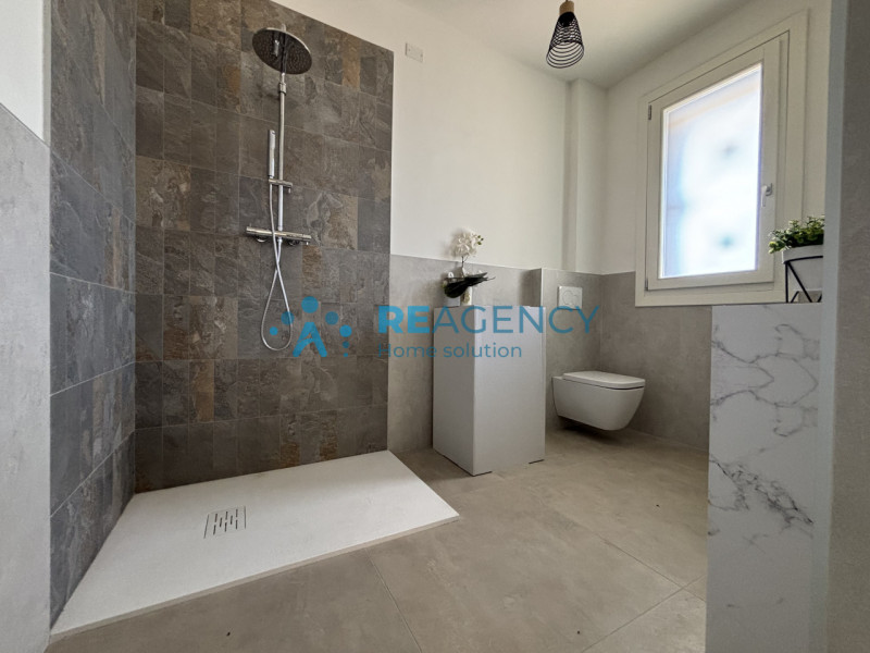 Se stai cercando un’abitazione moderna e confortevole, immersa nel verde ma a pochi passi dal cen...