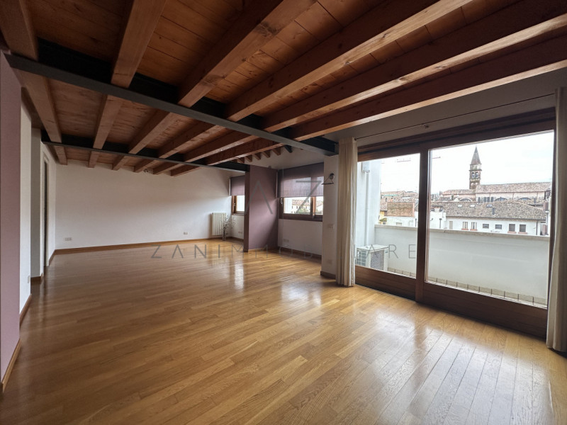 Nel centro storico di Castelfranco Veneto, proponiamo in affitto un esclusivo attico che coniuga ...