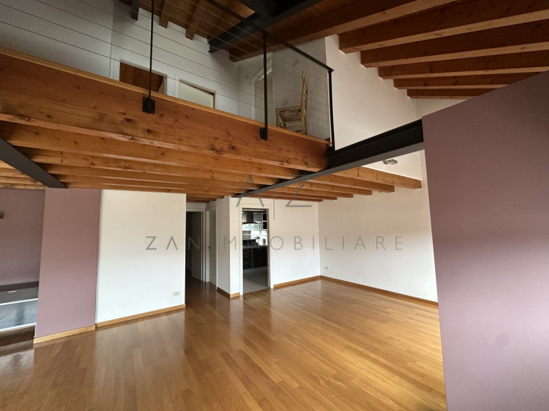 Nel centro storico di Castelfranco Veneto, proponiamo in affitto un esclusivo attico che coniuga ...