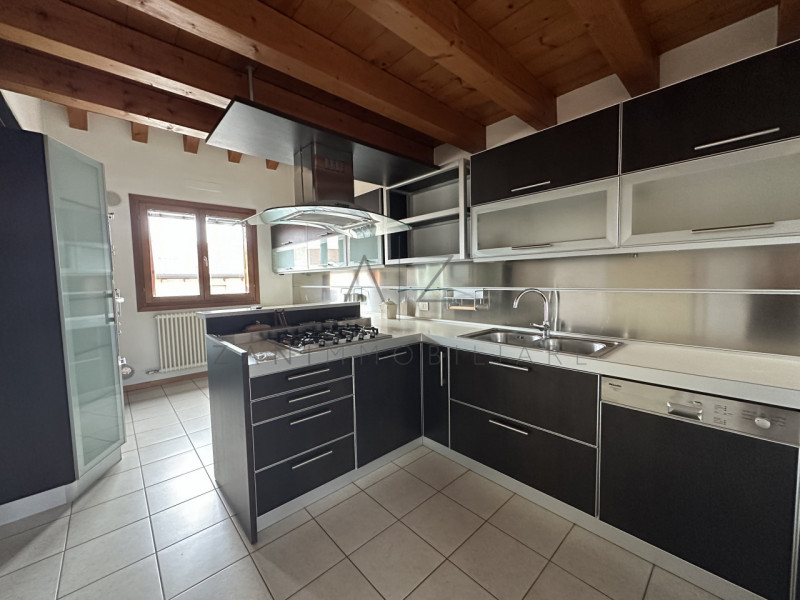 Nel centro storico di Castelfranco Veneto, proponiamo in affitto un esclusivo attico che coniuga ...