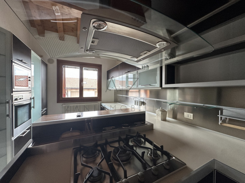 Nel centro storico di Castelfranco Veneto, proponiamo in affitto un esclusivo attico che coniuga ...