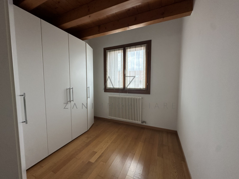 Nel centro storico di Castelfranco Veneto, proponiamo in affitto un esclusivo attico che coniuga ...