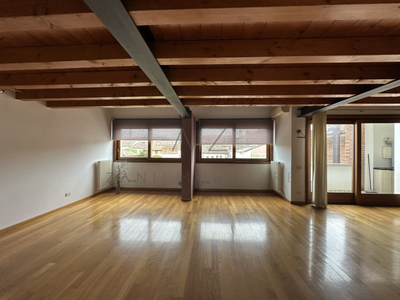 Nel centro storico di Castelfranco Veneto, proponiamo in affitto un esclusivo attico che coniuga ...