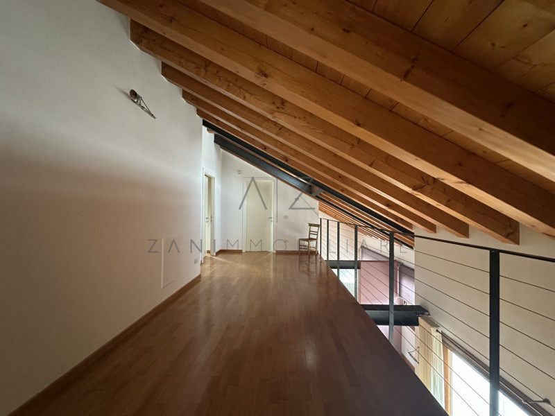 Nel centro storico di Castelfranco Veneto, proponiamo in affitto un esclusivo attico che coniuga ...