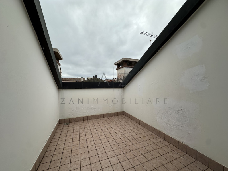 Nel centro storico di Castelfranco Veneto, proponiamo in affitto un esclusivo attico che coniuga ...