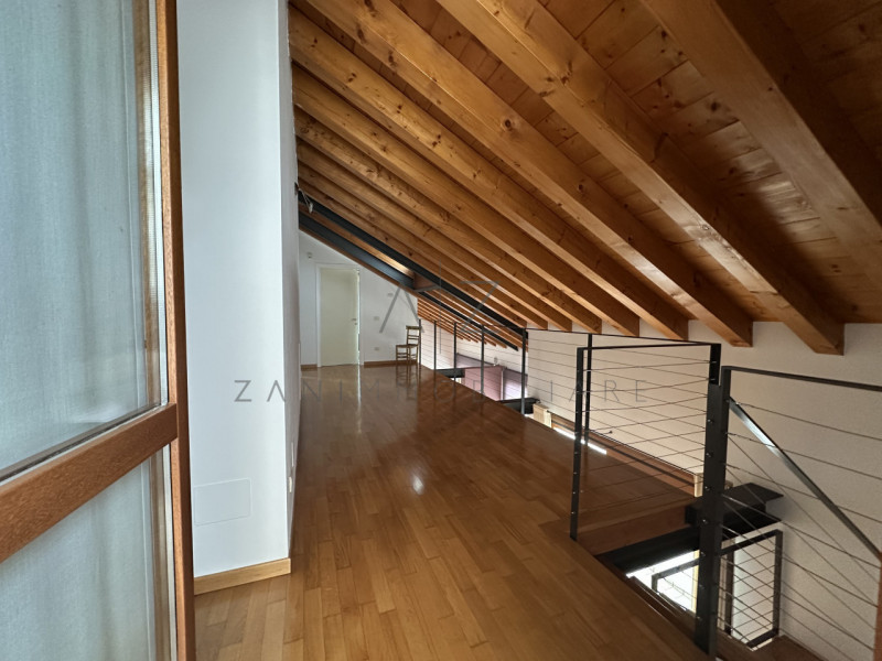 Nel centro storico di Castelfranco Veneto, proponiamo in affitto un esclusivo attico che coniuga ...