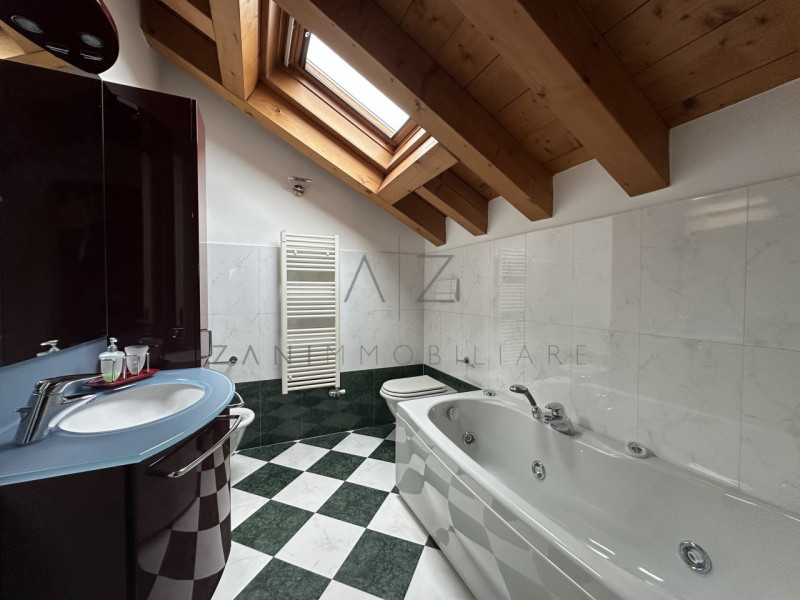 Nel centro storico di Castelfranco Veneto, proponiamo in affitto un esclusivo attico che coniuga ...