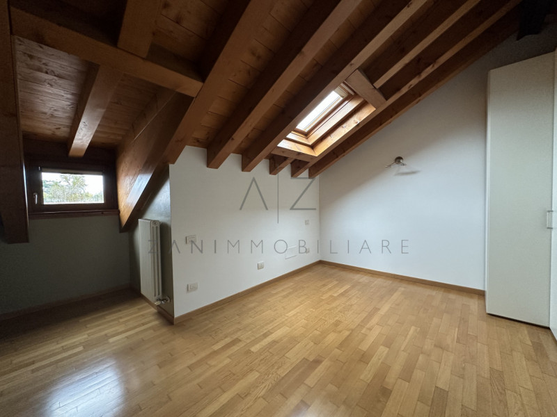 Nel centro storico di Castelfranco Veneto, proponiamo in affitto un esclusivo attico che coniuga ...