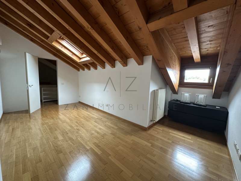 Nel centro storico di Castelfranco Veneto, proponiamo in affitto un esclusivo attico che coniuga ...