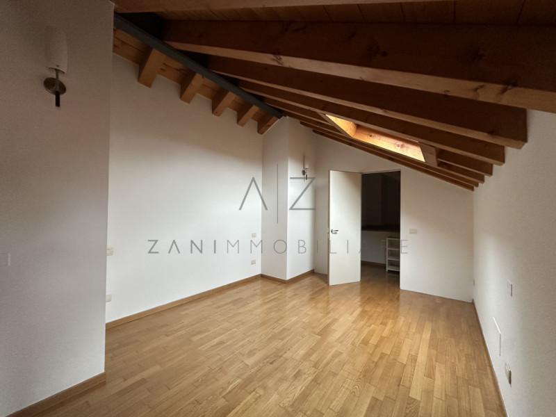 Nel centro storico di Castelfranco Veneto, proponiamo in affitto un esclusivo attico che coniuga ...