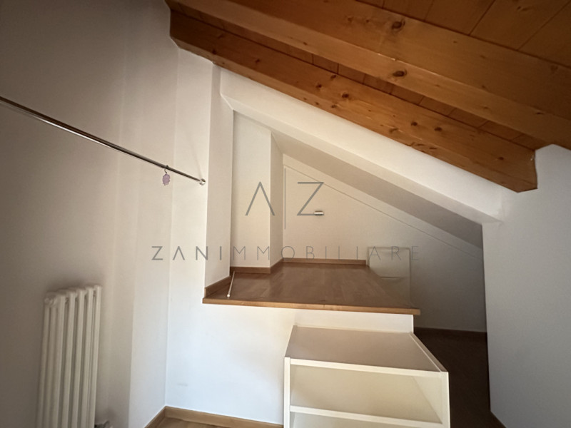 Nel centro storico di Castelfranco Veneto, proponiamo in affitto un esclusivo attico che coniuga ...