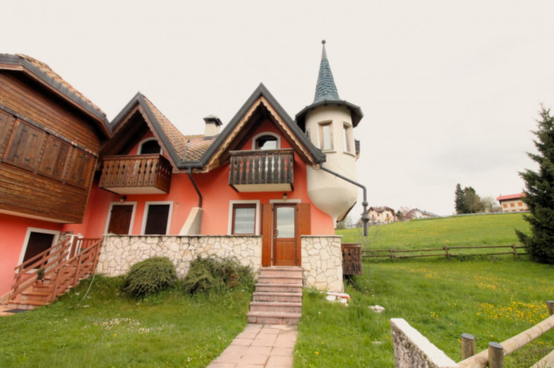 Nel cuore dell'incantevole altopiano dei Sette Comuni, vi presentiamo una splendida porzione di t...